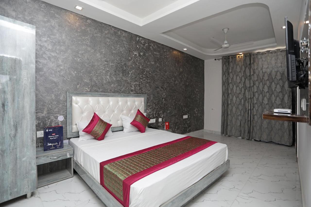 Oyo 12673 The Diplomat Inn Delhi  Bagian luar foto