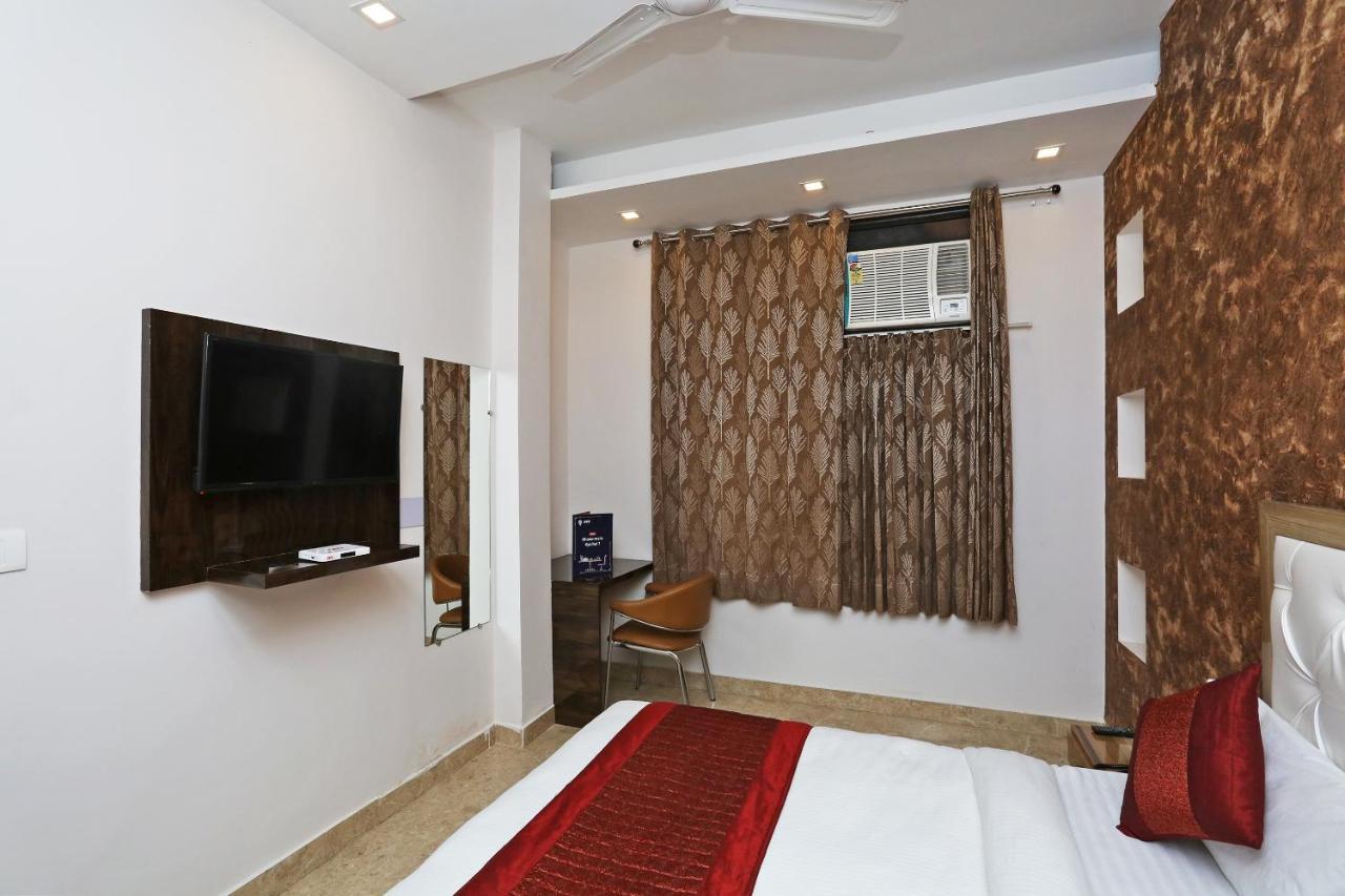 Oyo 12673 The Diplomat Inn Delhi  Bagian luar foto