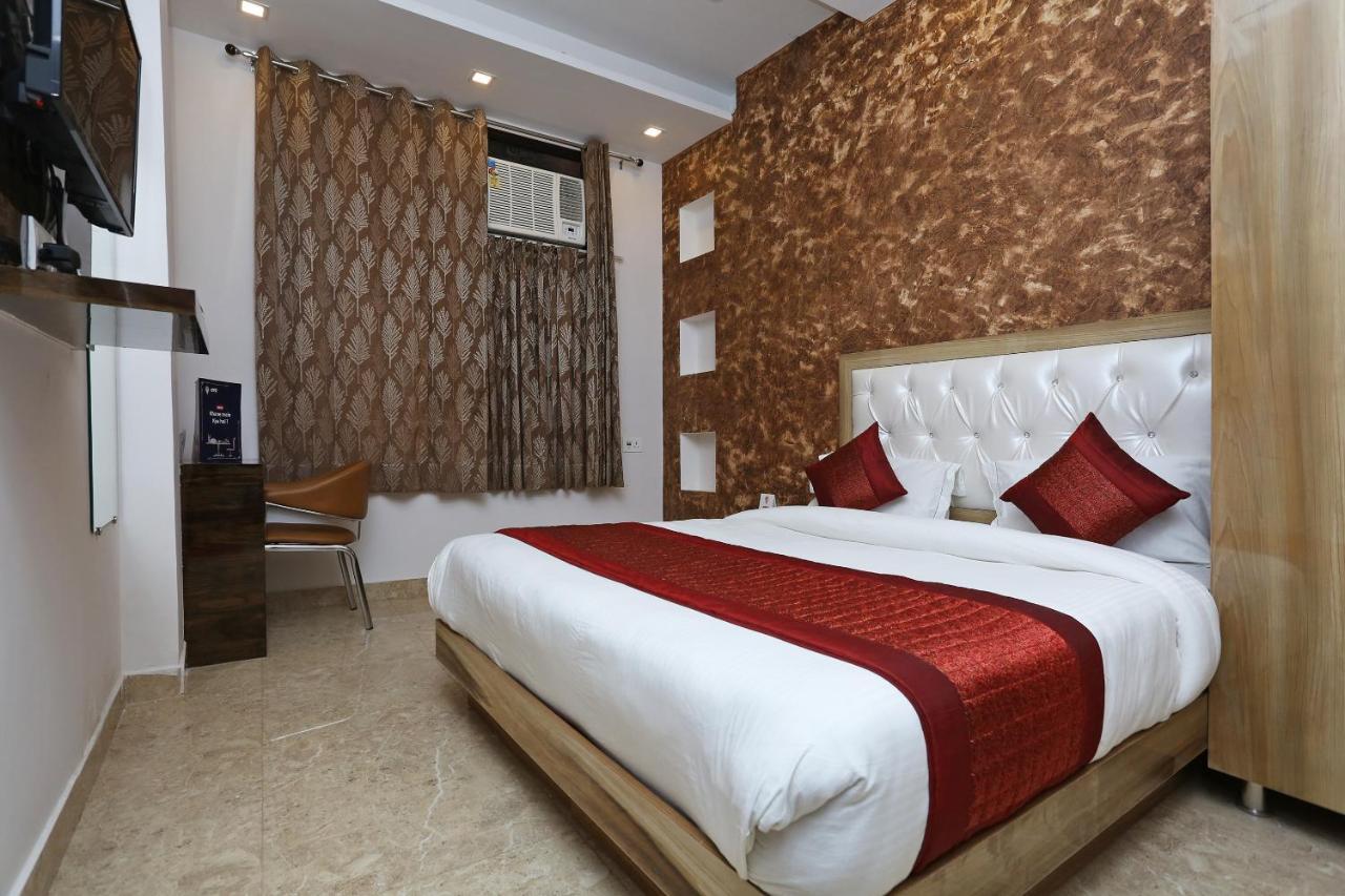 Oyo 12673 The Diplomat Inn Delhi  Bagian luar foto