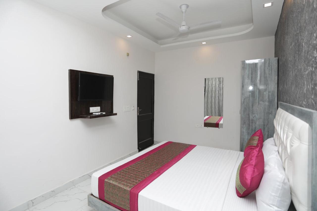 Oyo 12673 The Diplomat Inn Delhi  Bagian luar foto