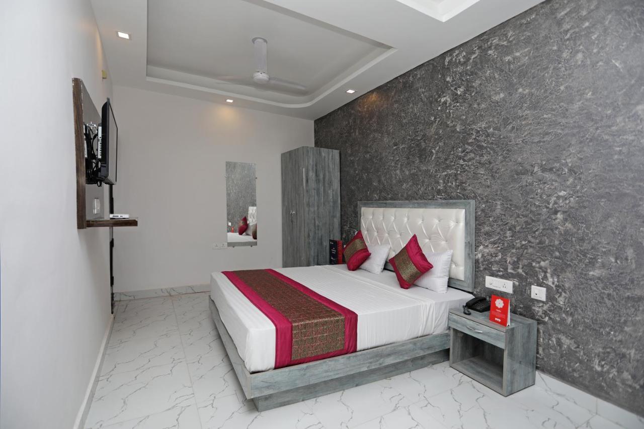 Oyo 12673 The Diplomat Inn Delhi  Bagian luar foto