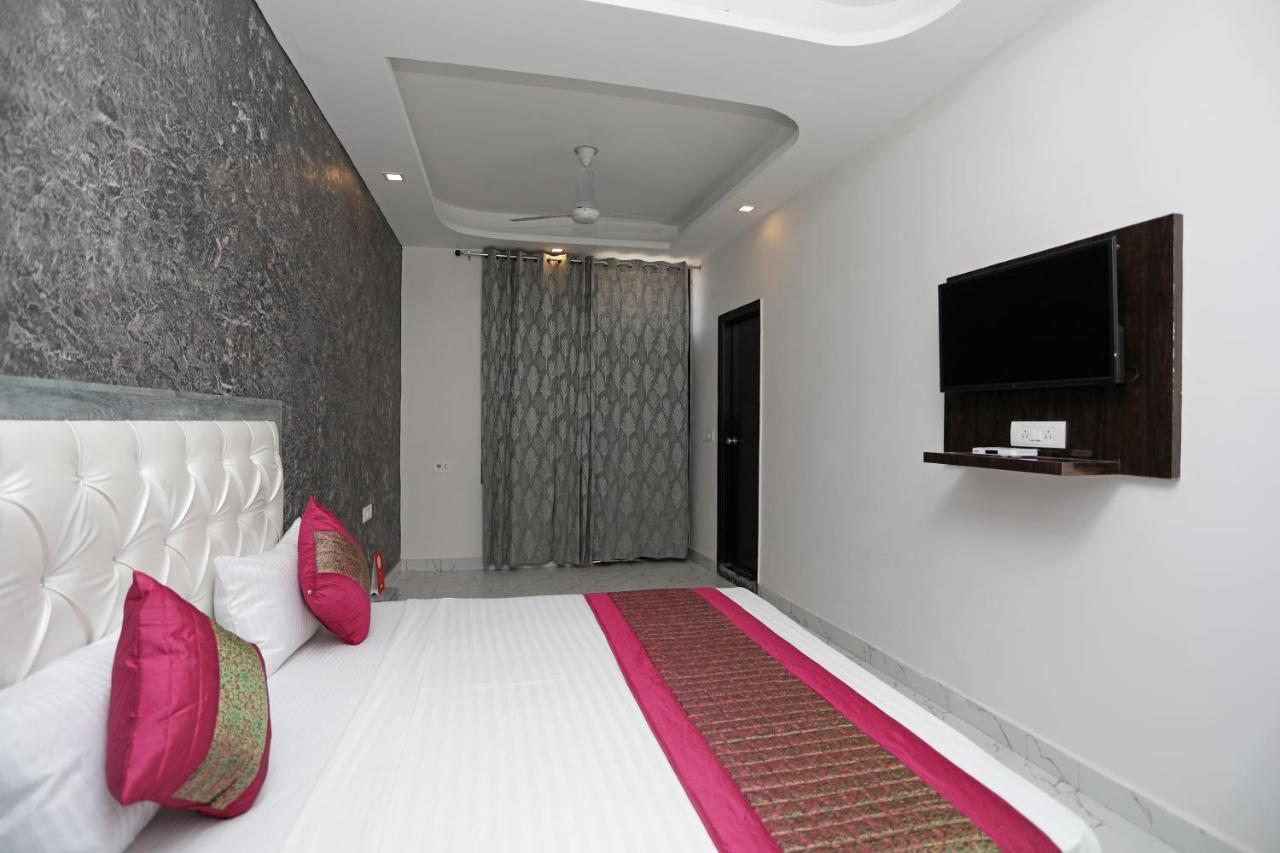 Oyo 12673 The Diplomat Inn Delhi  Bagian luar foto