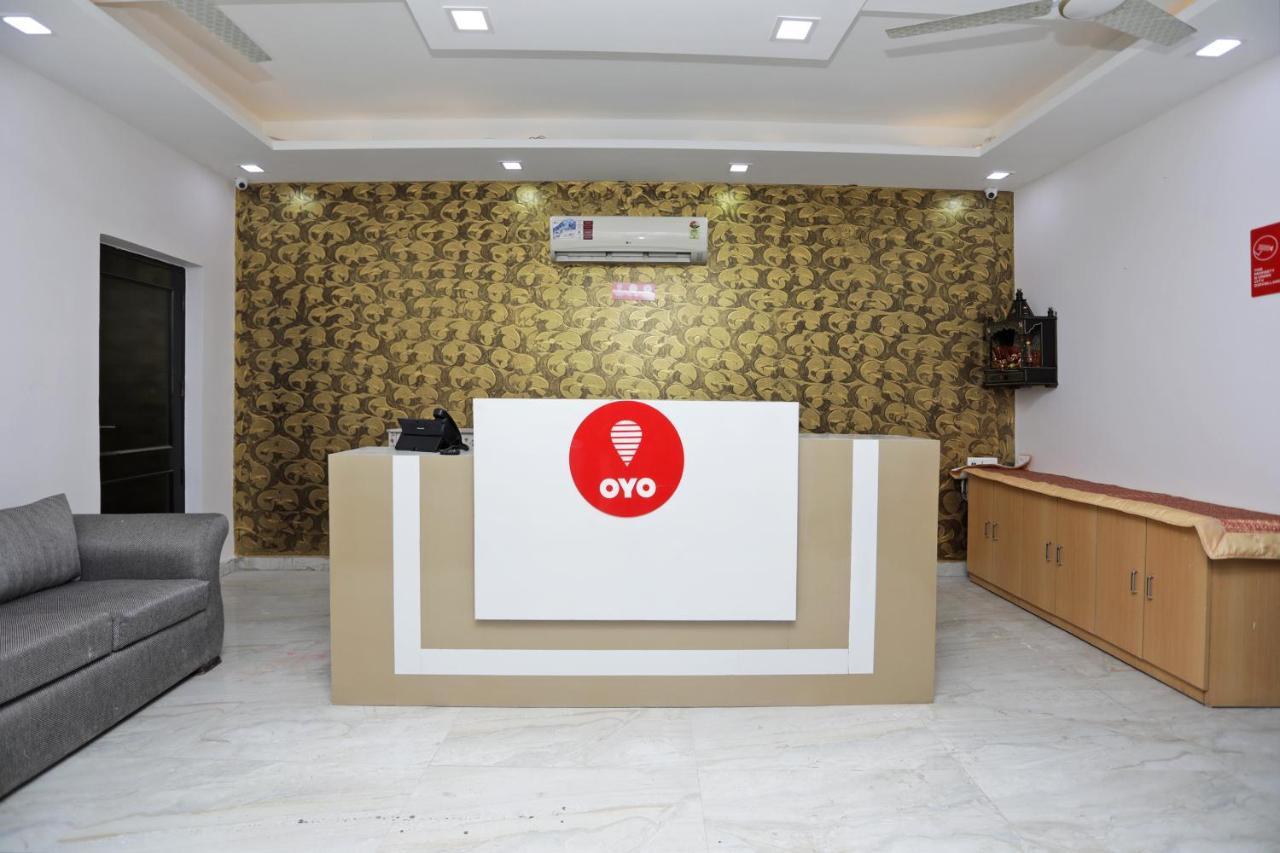 Oyo 12673 The Diplomat Inn Delhi  Bagian luar foto